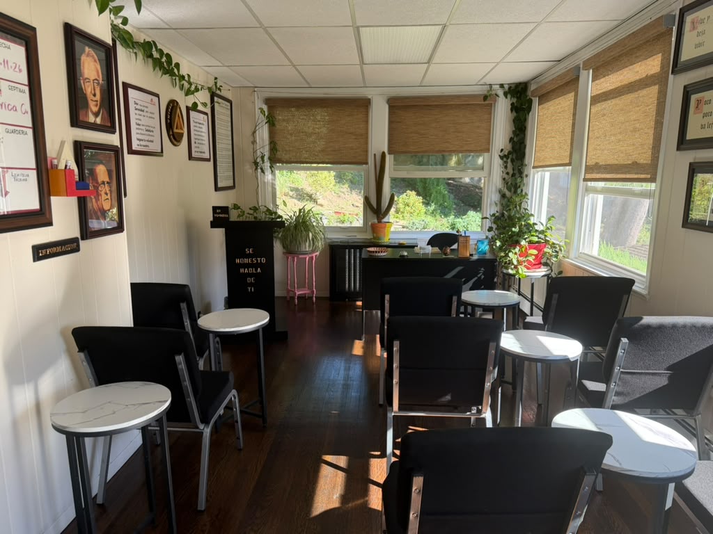 Grupo de apoyo emocional reunido en un círculo cálido y comprensivo